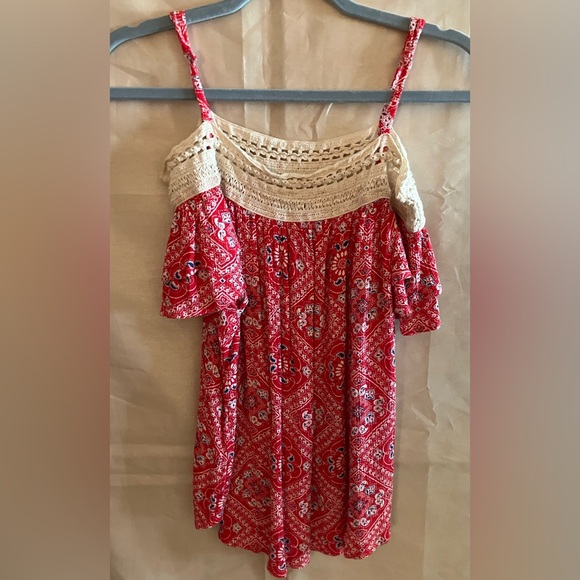 Women’s Off Shoulder Top Red Paisley No Label Size is Mediium/Large - Picture 2 of 6